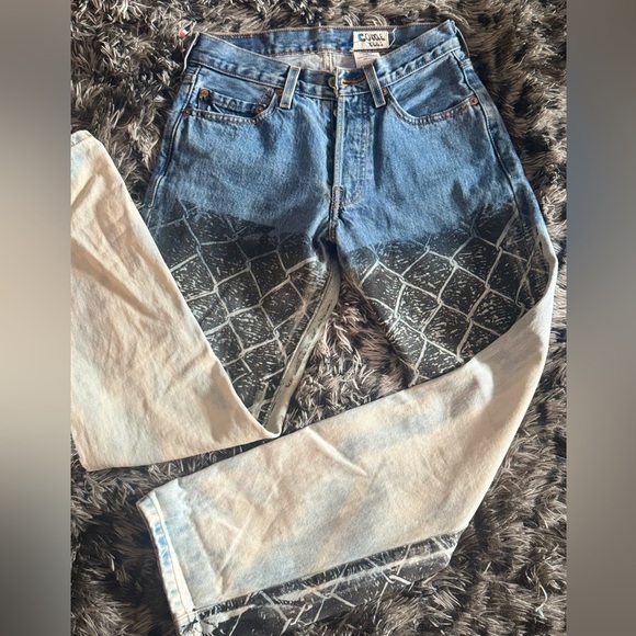 Levi’s Vintage 2004 Women’s Custom Bleached Painted 501’s Size 28​ - Picture 7 of 14